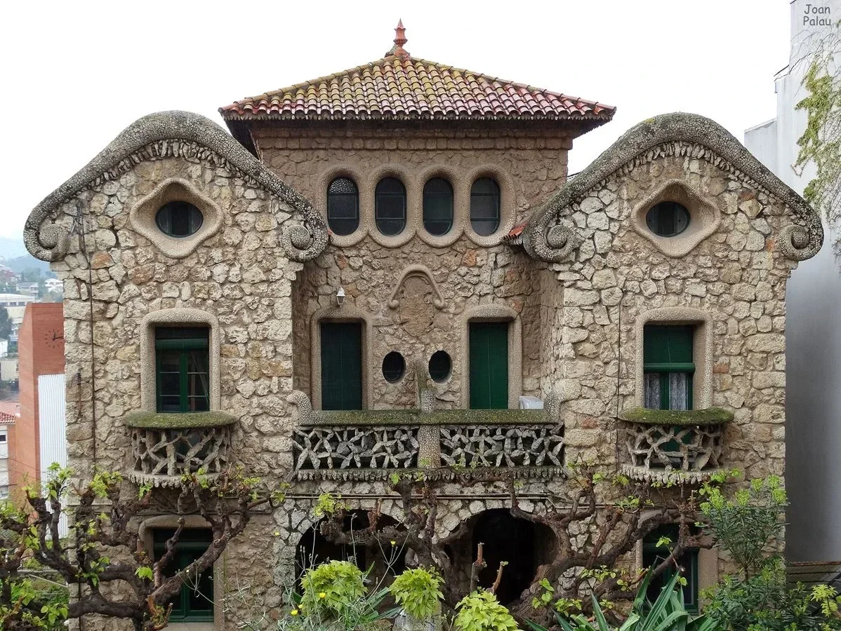 Casa modernista de piedra en El Papiol