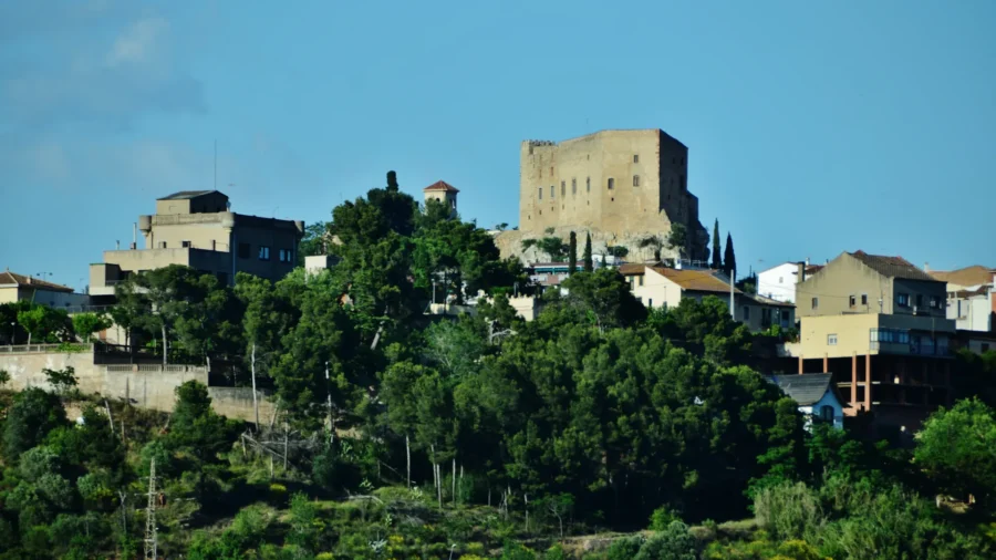 El castell de El Papiol sobre el casco antiguo del pueblo