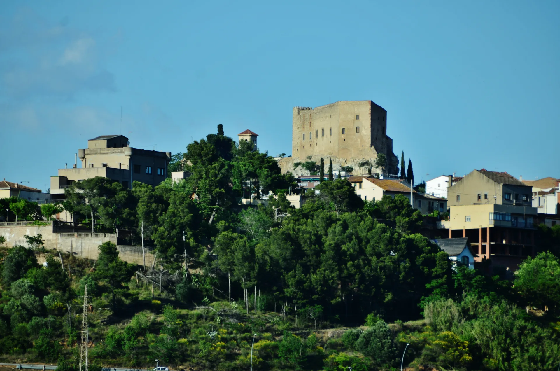 El castell de El Papiol sobre el casco antiguo del pueblo