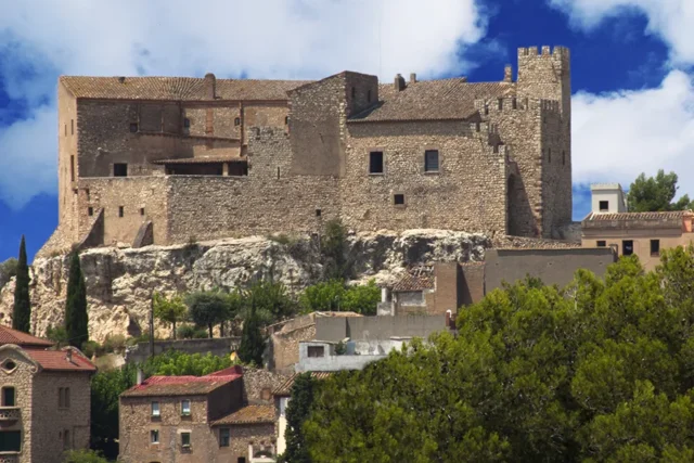 El castell de El Papiol sobre el casco antiguo del pueblo