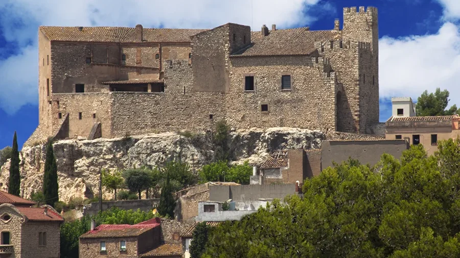 El castell de El Papiol sobre el casco antiguo del pueblo