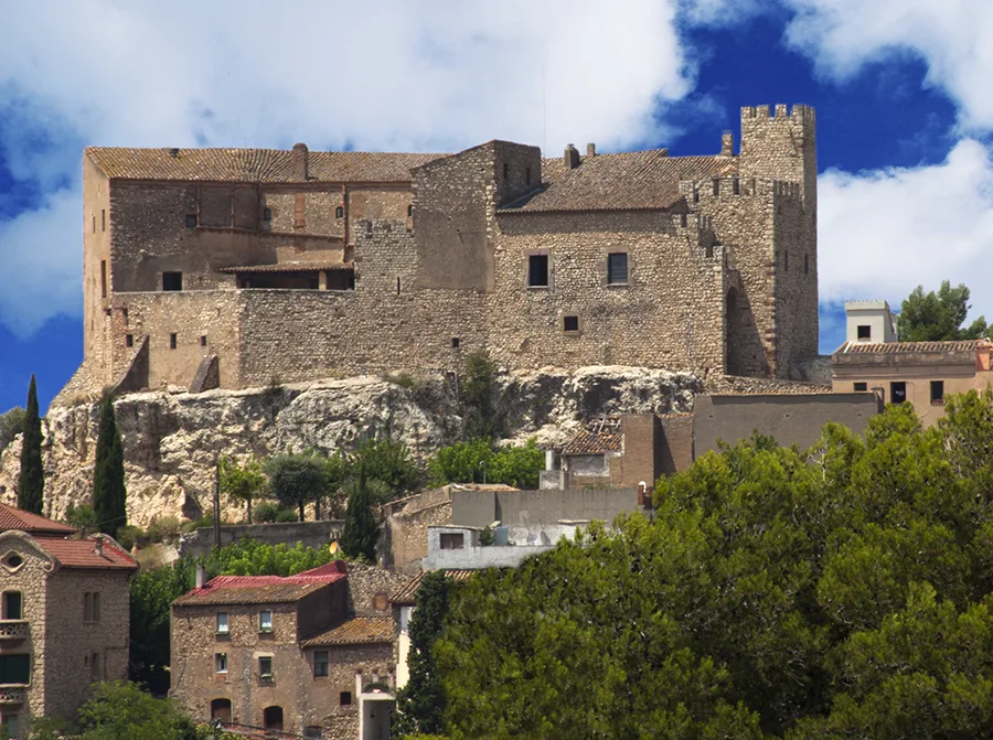 El castell de El Papiol sobre el casco antiguo del pueblo