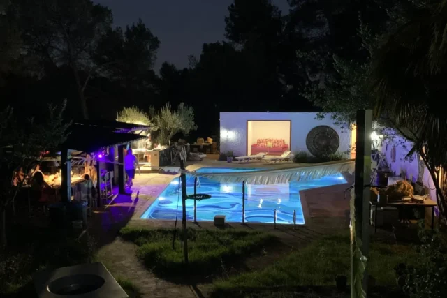 Piscina iluminada de noche en la finca rústica de El Papiol