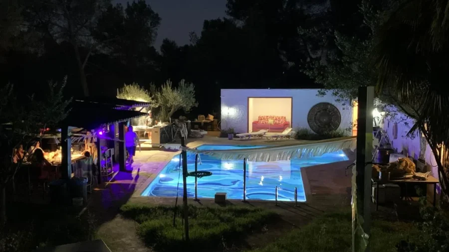 Piscina iluminada de noche en la finca rústica de El Papiol