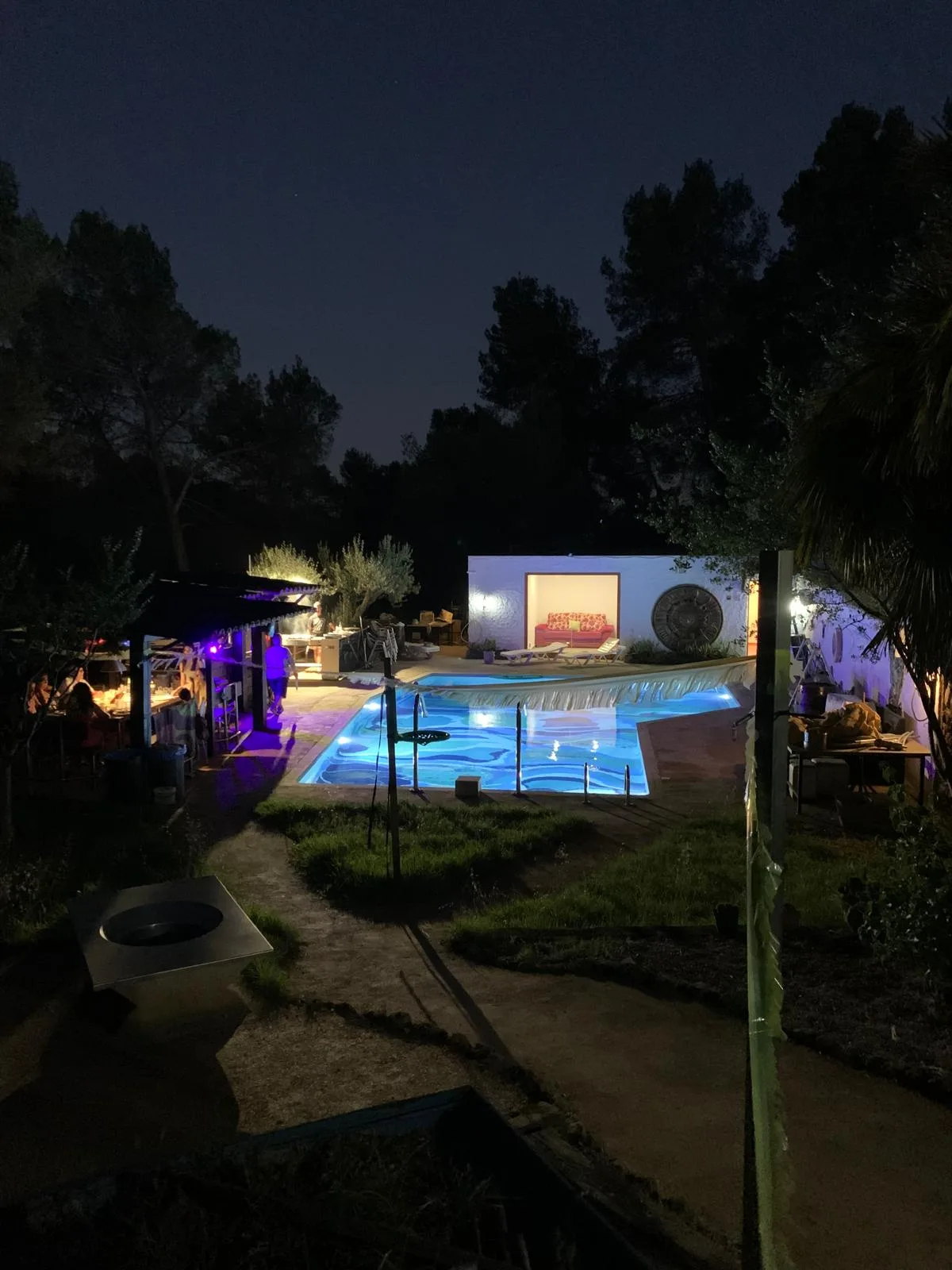Piscina iluminada de noche en la finca rústica de El Papiol