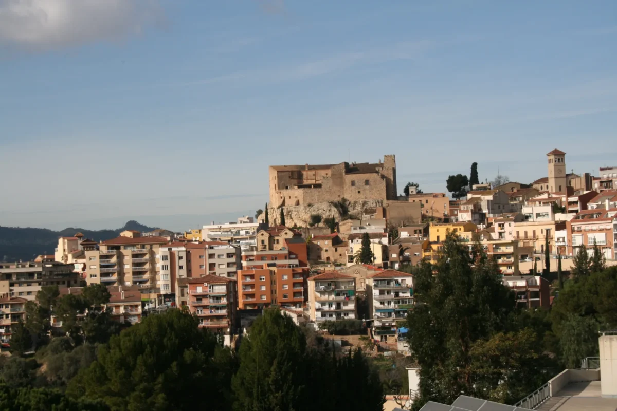 Vista panorámica de El Papiol entre Collserola y el Llobregat