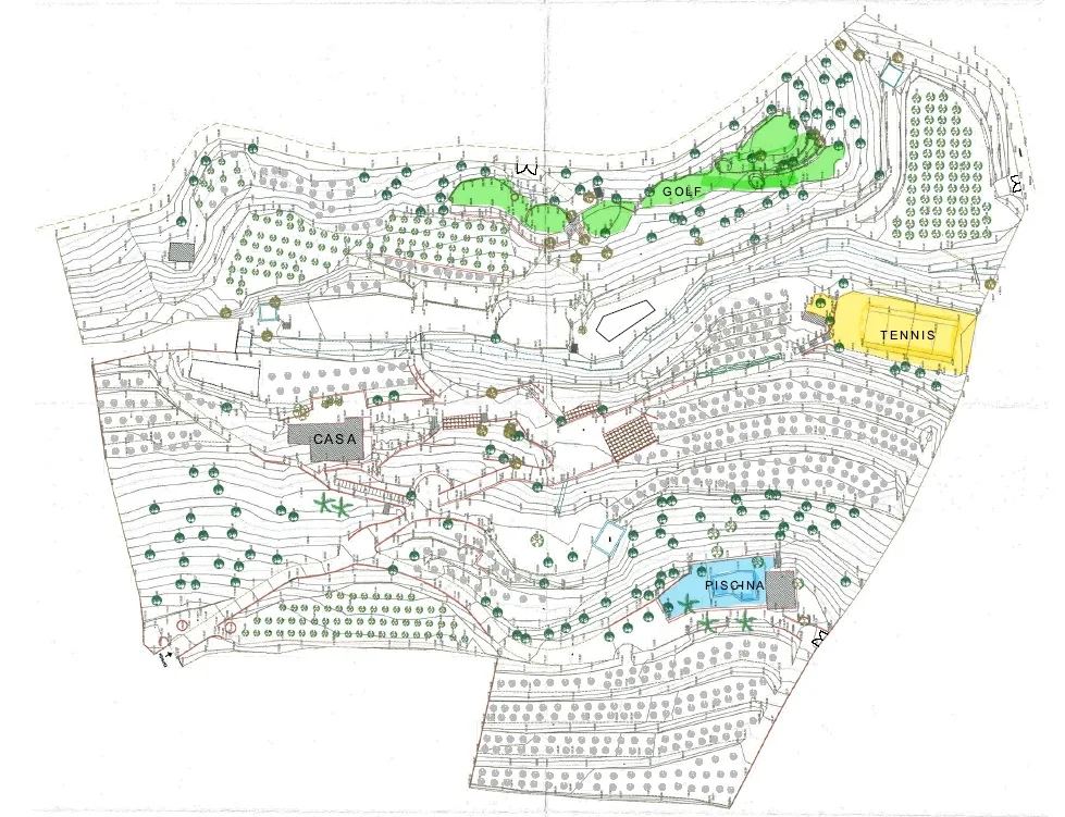 Plano de la finca rústica: casa, piscina, pista de tenis y zona de golf